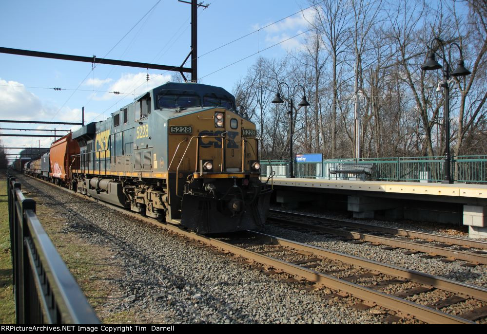 CSX 5228 leading M404